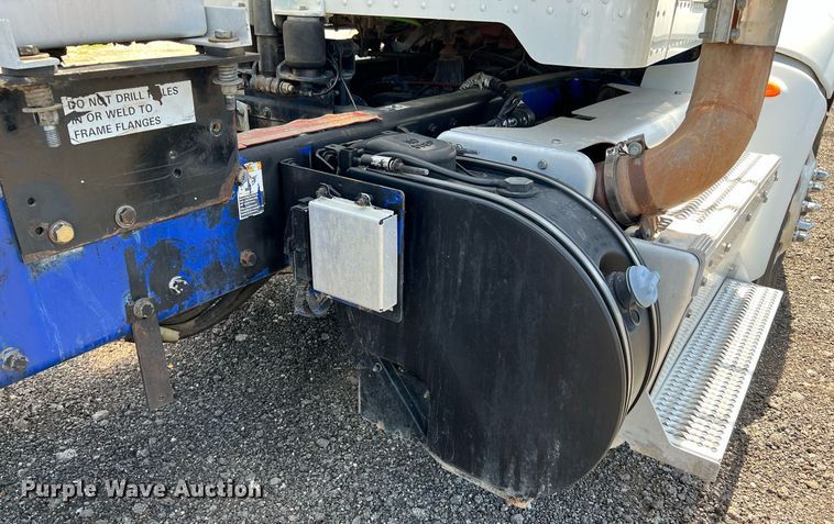 image for item DQ2046 2012 Peterbilt 386  semi truck