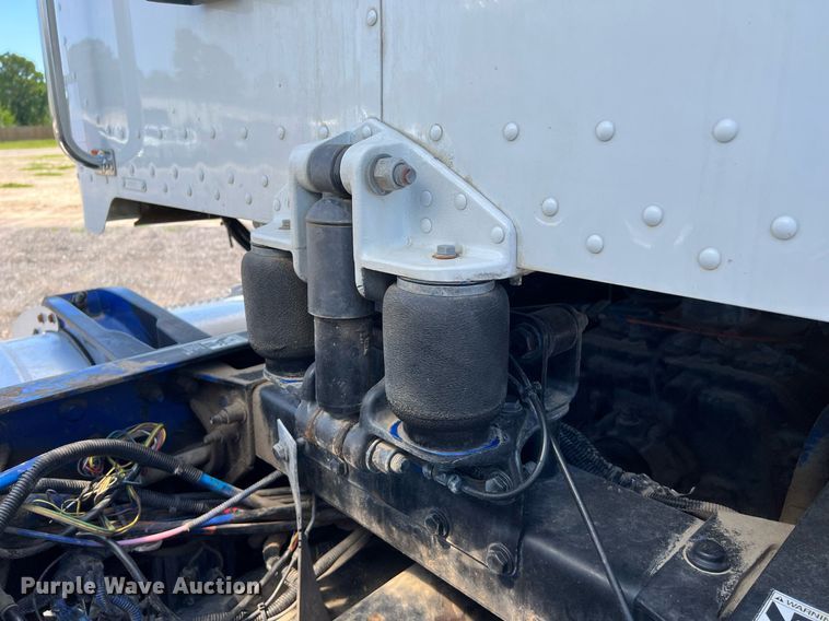 image for item DQ2046 2012 Peterbilt 386  semi truck