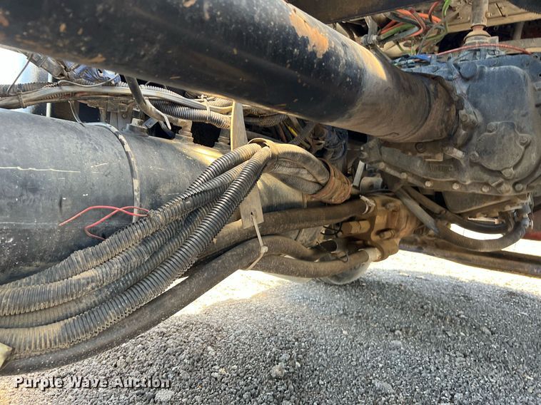 image for item DQ2046 2012 Peterbilt 386  semi truck