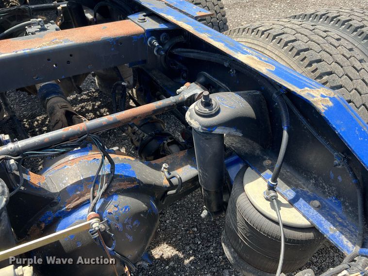 image for item DQ2046 2012 Peterbilt 386  semi truck