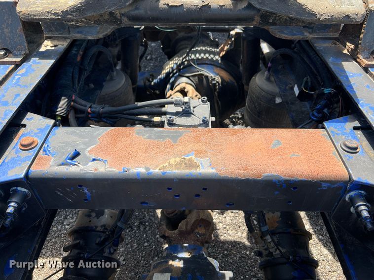 image for item DQ2046 2012 Peterbilt 386  semi truck