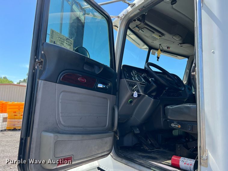 image for item DQ2046 2012 Peterbilt 386  semi truck