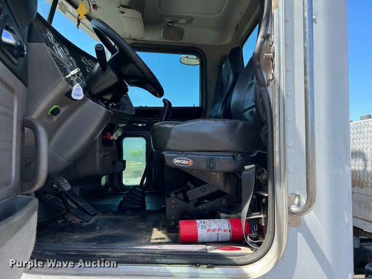 image for item DQ2046 2012 Peterbilt 386  semi truck