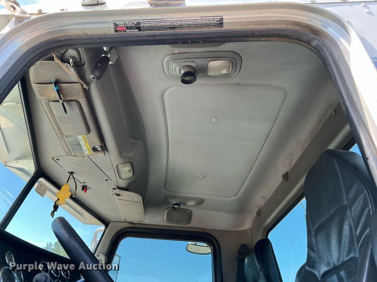 image for item DQ2046 2012 Peterbilt 386  semi truck