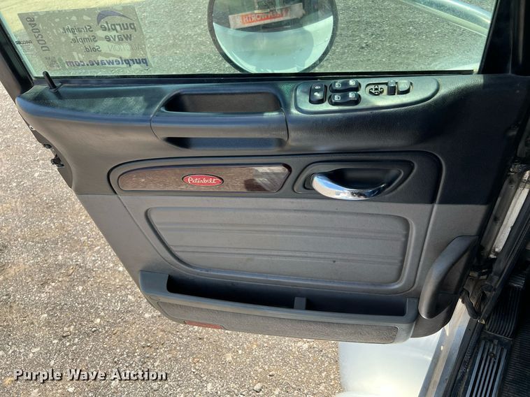 image for item DQ2046 2012 Peterbilt 386  semi truck