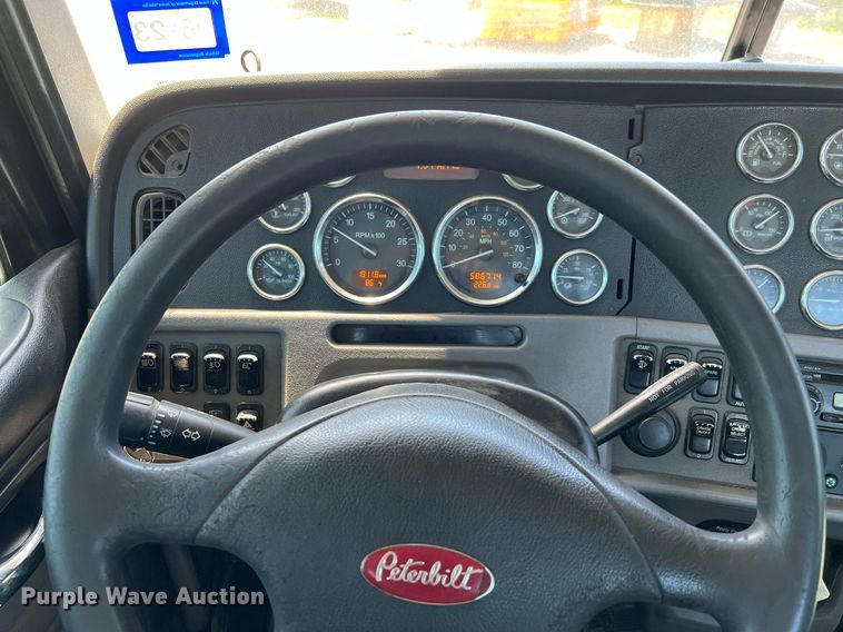 image for item DQ2046 2012 Peterbilt 386  semi truck