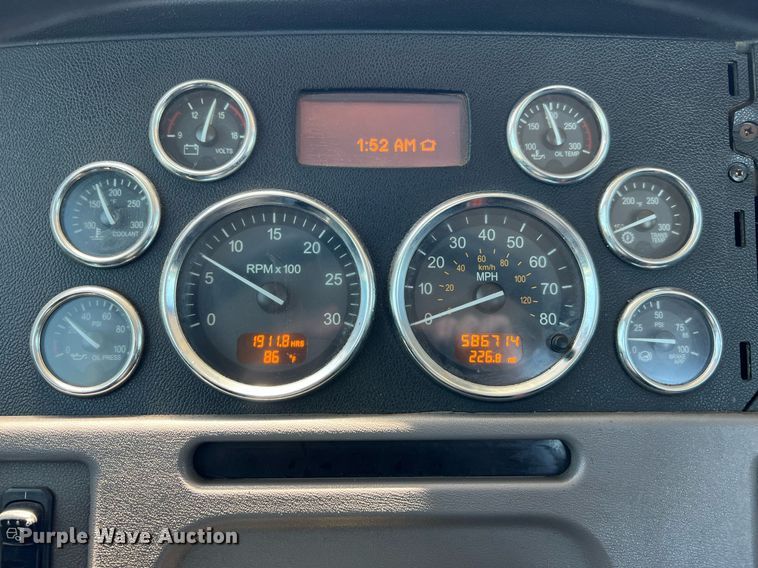 image for item DQ2046 2012 Peterbilt 386  semi truck