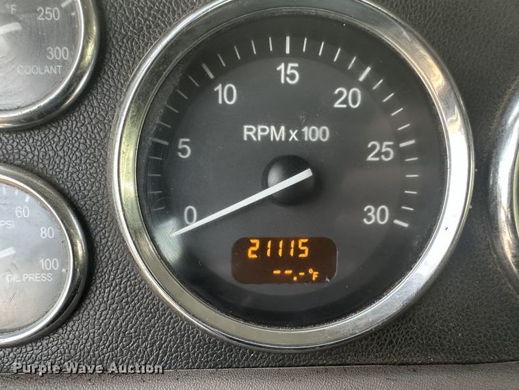 image for item DQ2046 2012 Peterbilt 386  semi truck