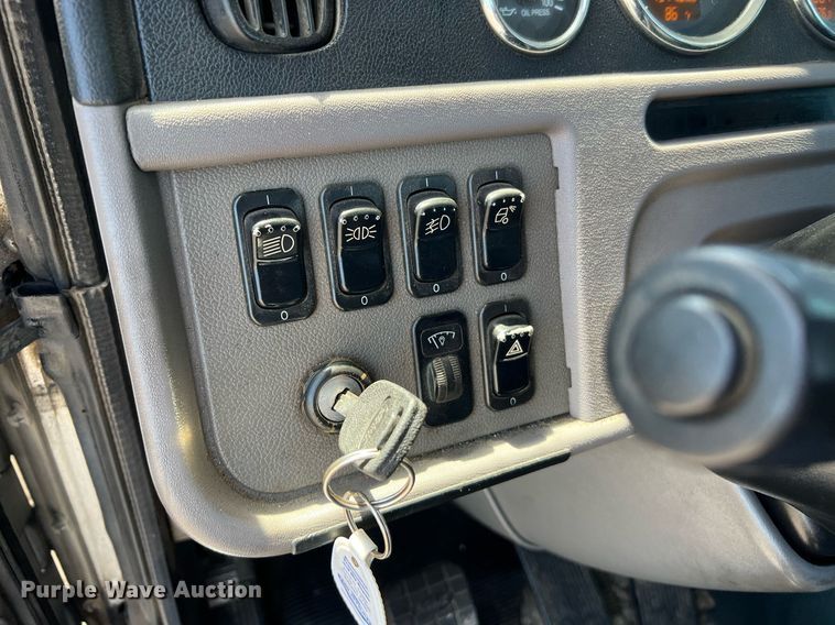 image for item DQ2046 2012 Peterbilt 386  semi truck