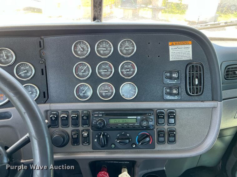 image for item DQ2046 2012 Peterbilt 386  semi truck