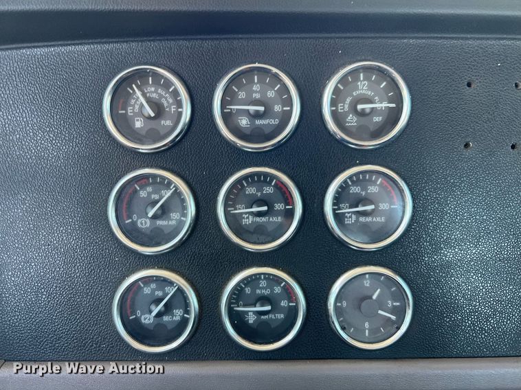 image for item DQ2046 2012 Peterbilt 386  semi truck