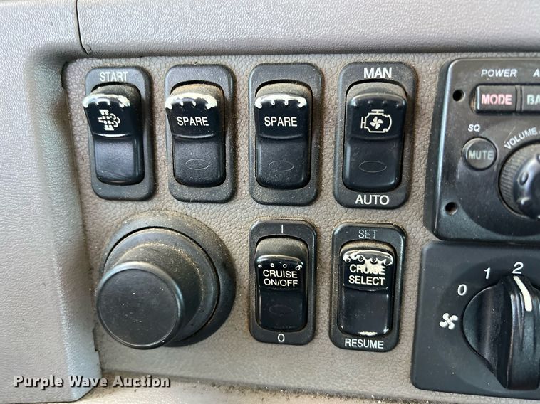 image for item DQ2046 2012 Peterbilt 386  semi truck