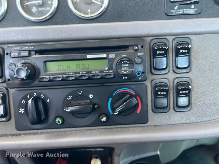 image for item DQ2046 2012 Peterbilt 386  semi truck