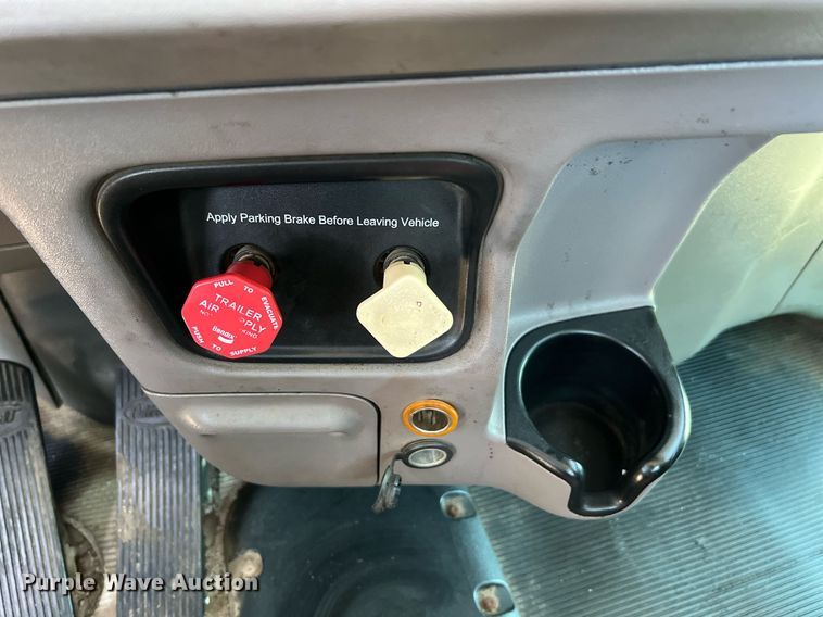 image for item DQ2046 2012 Peterbilt 386  semi truck