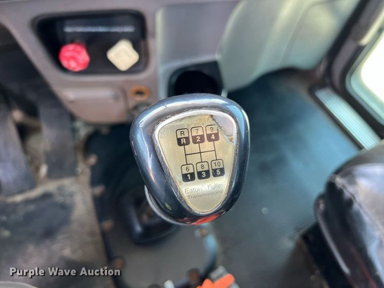 image for item DQ2046 2012 Peterbilt 386  semi truck