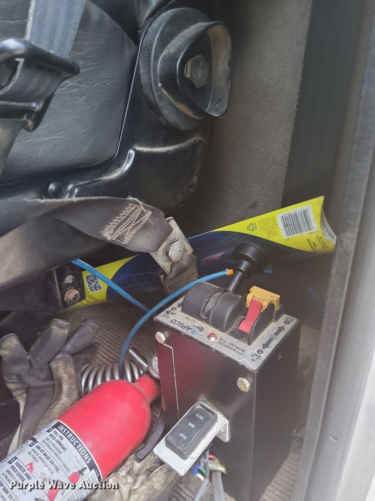 image for item DQ2046 2012 Peterbilt 386  semi truck