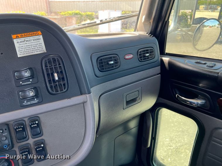 image for item DQ2046 2012 Peterbilt 386  semi truck