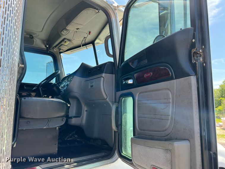 image for item DQ2046 2012 Peterbilt 386  semi truck