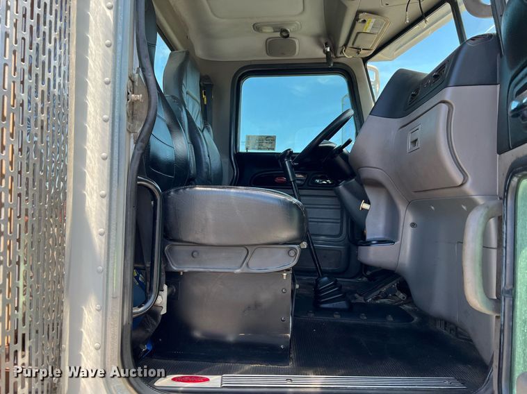 image for item DQ2046 2012 Peterbilt 386  semi truck