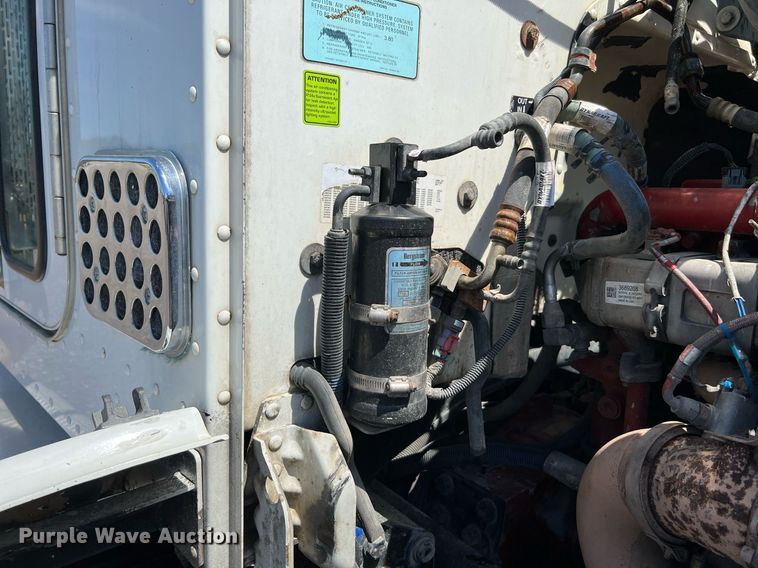 image for item DQ2046 2012 Peterbilt 386  semi truck