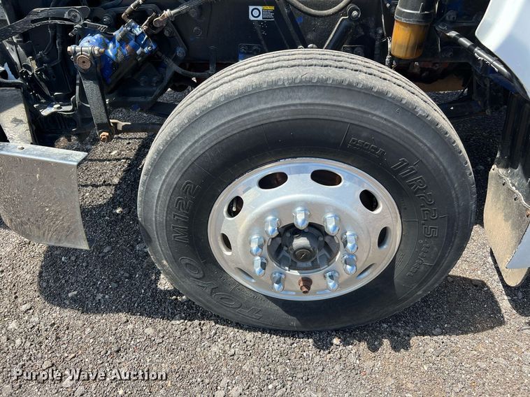 image for item DQ2046 2012 Peterbilt 386  semi truck