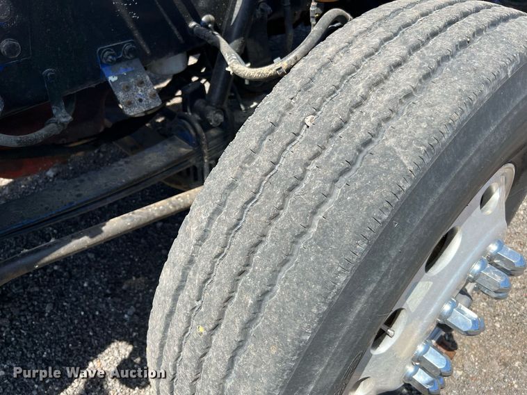 image for item DQ2046 2012 Peterbilt 386  semi truck