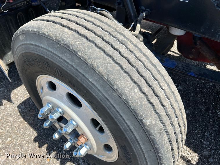 image for item DQ2046 2012 Peterbilt 386  semi truck