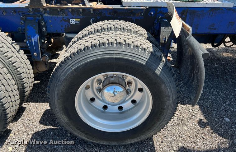 image for item DQ2046 2012 Peterbilt 386  semi truck