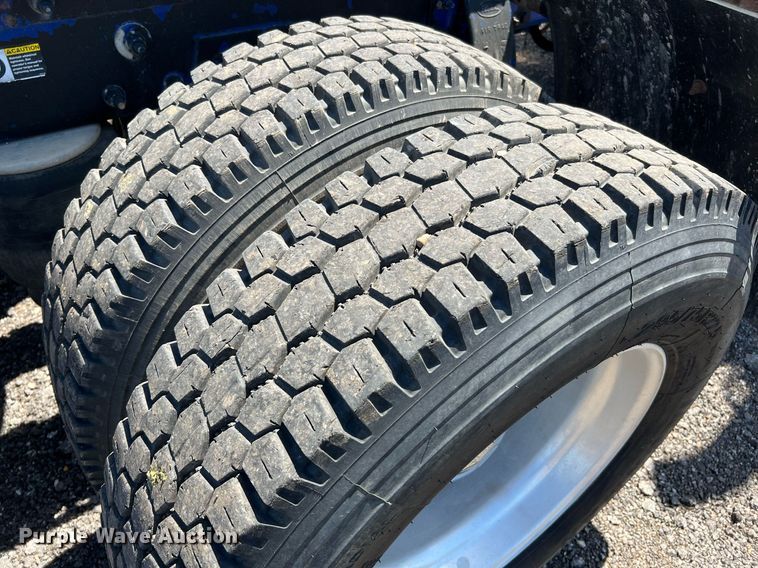 image for item DQ2046 2012 Peterbilt 386  semi truck