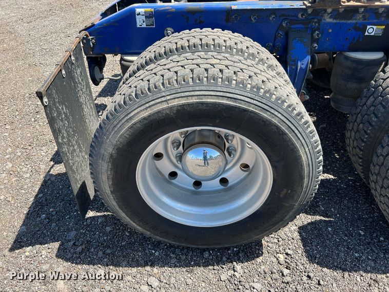 image for item DQ2046 2012 Peterbilt 386  semi truck