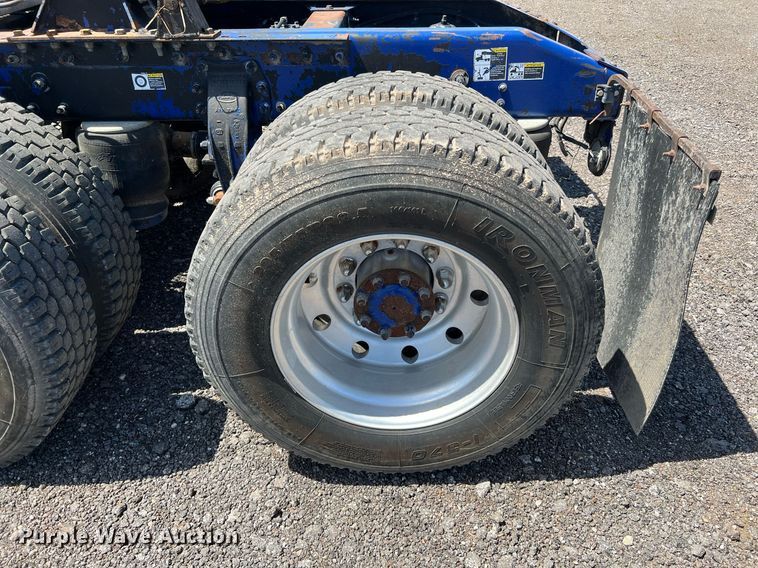 image for item DQ2046 2012 Peterbilt 386  semi truck