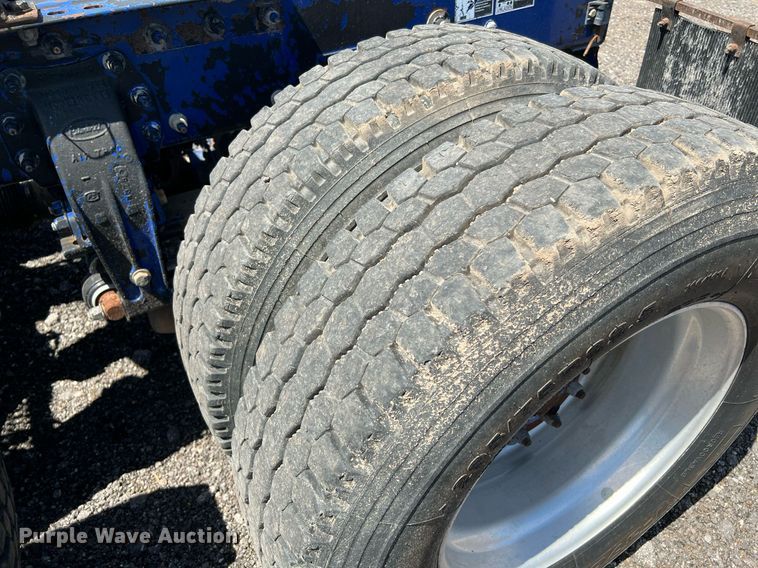 image for item DQ2046 2012 Peterbilt 386  semi truck