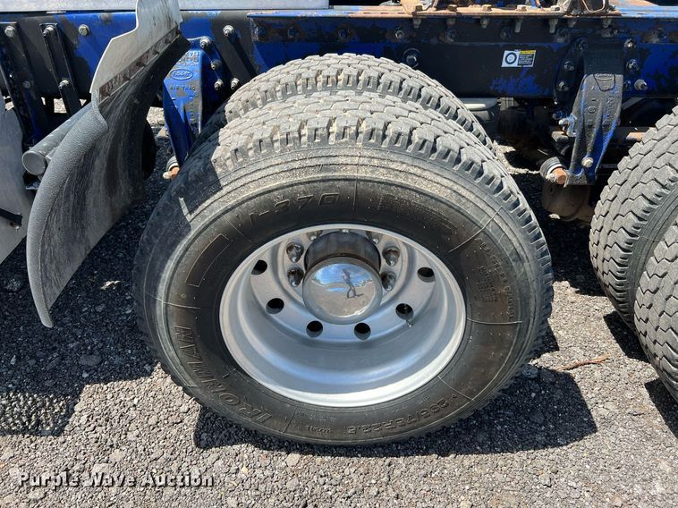 image for item DQ2046 2012 Peterbilt 386  semi truck