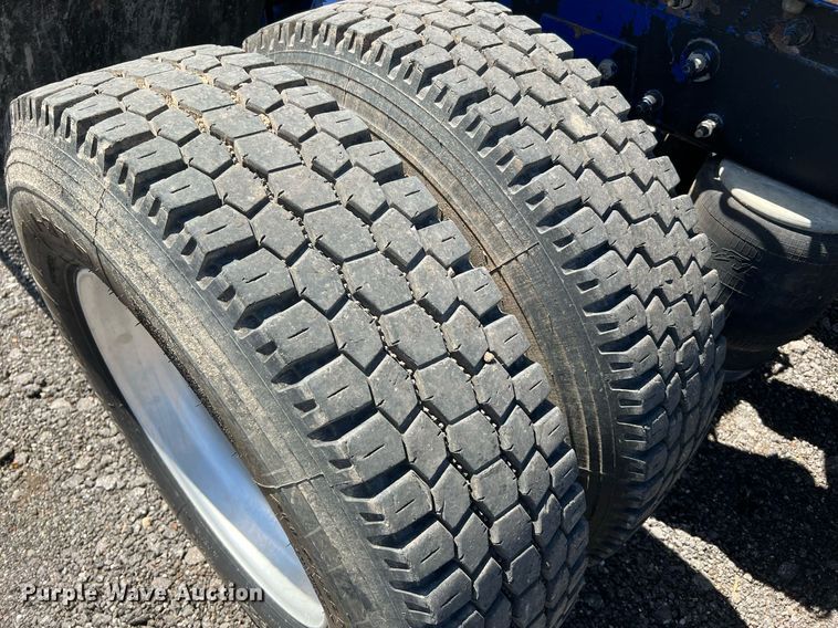 image for item DQ2046 2012 Peterbilt 386  semi truck