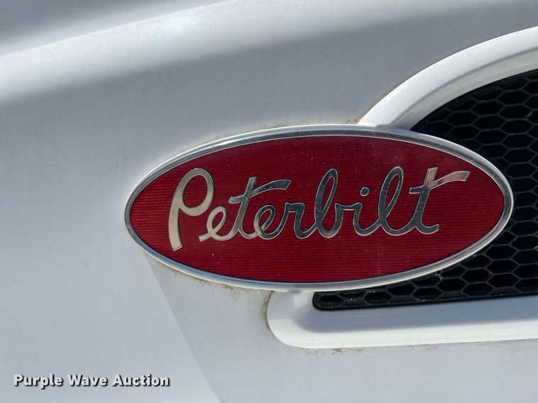 image for item DQ2046 2012 Peterbilt 386  semi truck