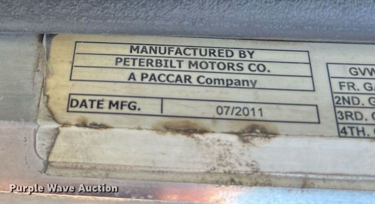 image for item DQ2046 2012 Peterbilt 386  semi truck