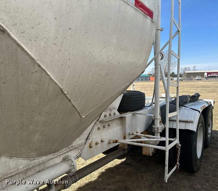 image for item DQ7311 1978 Fruehauf  pneumatic dry bulk trailer