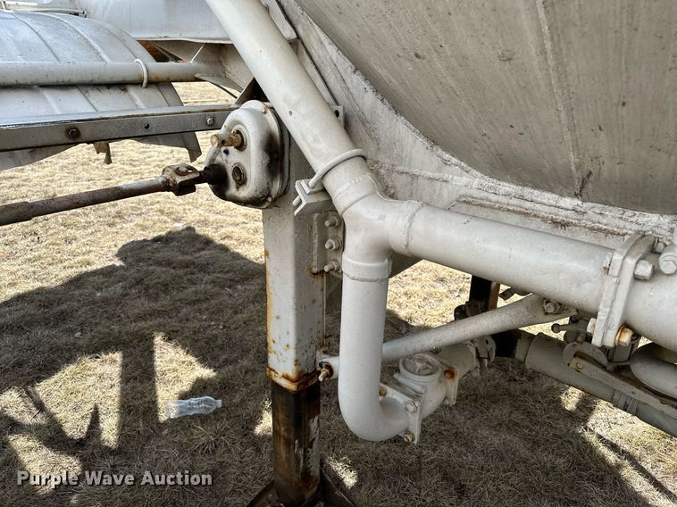 image for item DQ7311 1978 Fruehauf  pneumatic dry bulk trailer