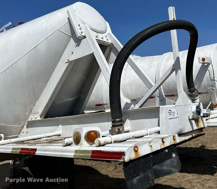 image for item DQ7311 1978 Fruehauf  pneumatic dry bulk trailer