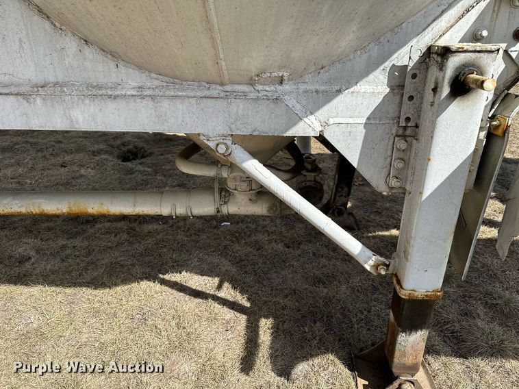 image for item DQ7311 1978 Fruehauf  pneumatic dry bulk trailer