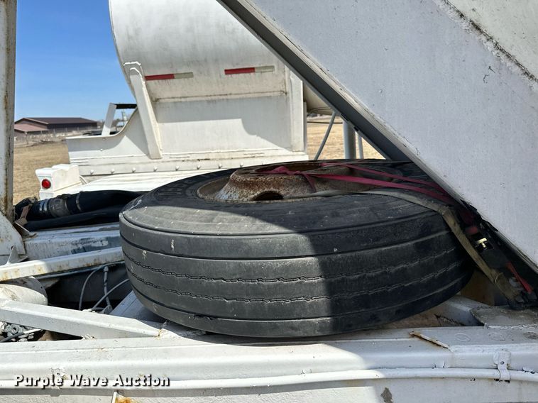 image for item DQ7311 1978 Fruehauf  pneumatic dry bulk trailer