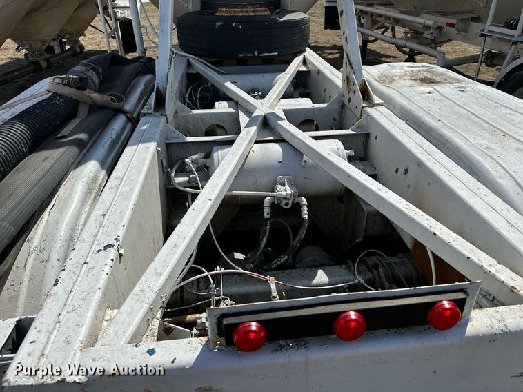 image for item DQ7311 1978 Fruehauf  pneumatic dry bulk trailer