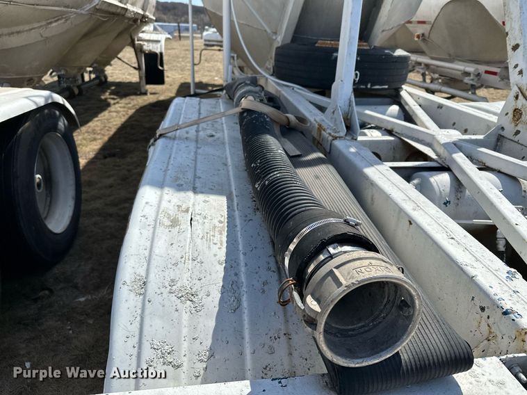 image for item DQ7311 1978 Fruehauf  pneumatic dry bulk trailer