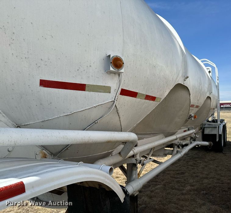 image for item DQ7312 1972 Heil  pneumatic dry bulk trailer