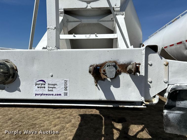 image for item DQ7312 1972 Heil  pneumatic dry bulk trailer