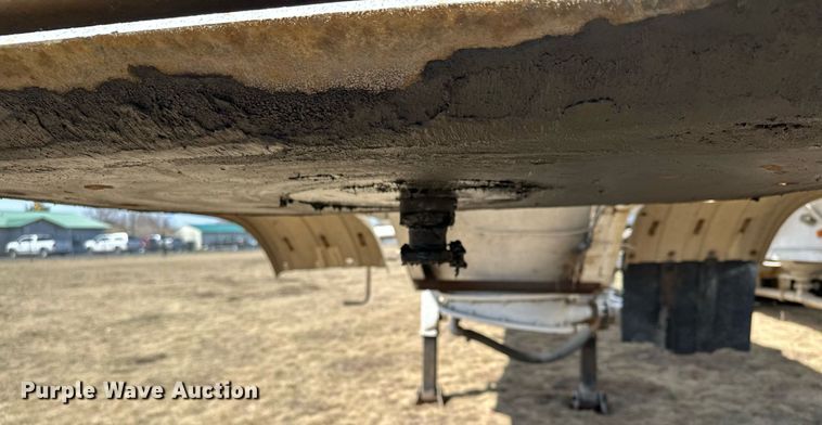 image for item DQ7312 1972 Heil  pneumatic dry bulk trailer