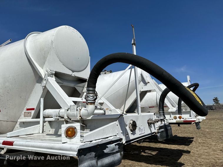 image for item DQ7312 1972 Heil  pneumatic dry bulk trailer