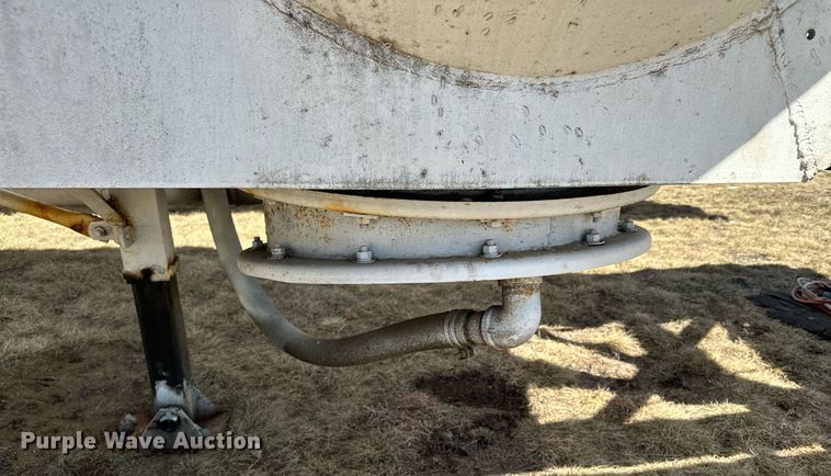 image for item DQ7312 1972 Heil  pneumatic dry bulk trailer