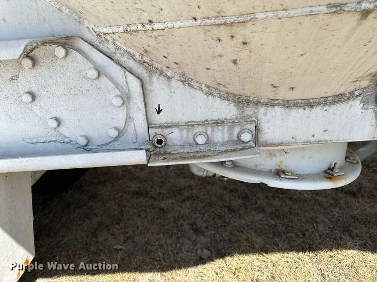 image for item DQ7312 1972 Heil  pneumatic dry bulk trailer