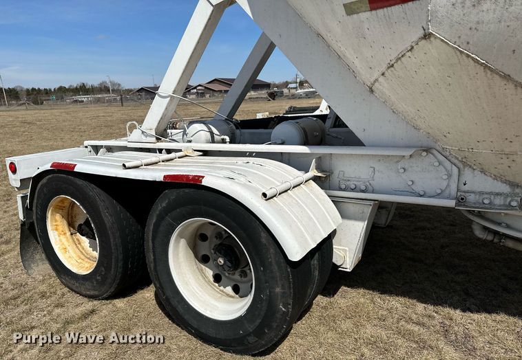 image for item DQ7312 1972 Heil  pneumatic dry bulk trailer